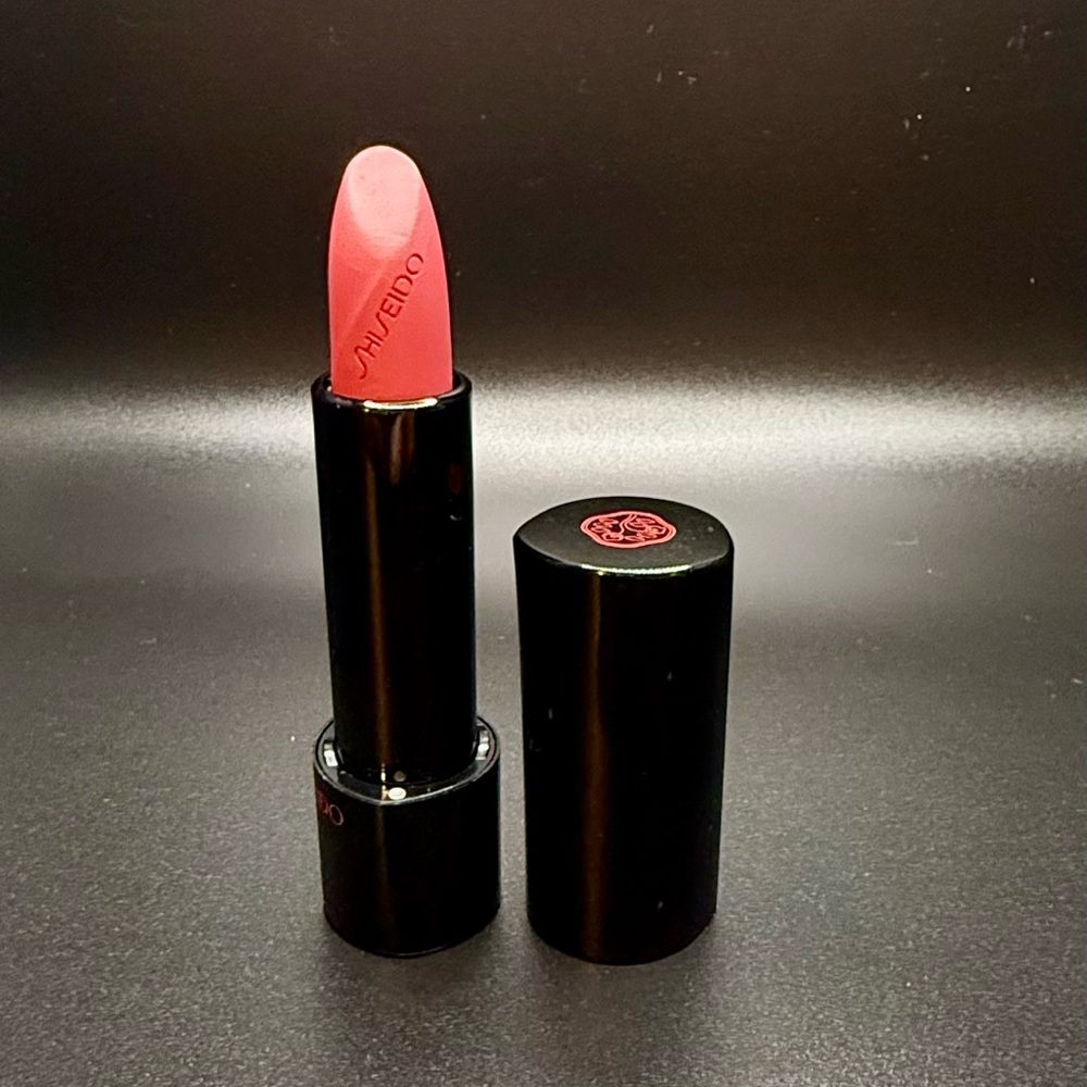 Shiseido lipstick RD305 Murrey